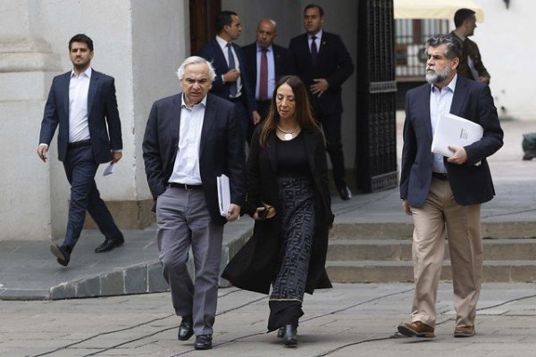 Piñera encabeza comité político en La Moneda junto a autoridades de Metro