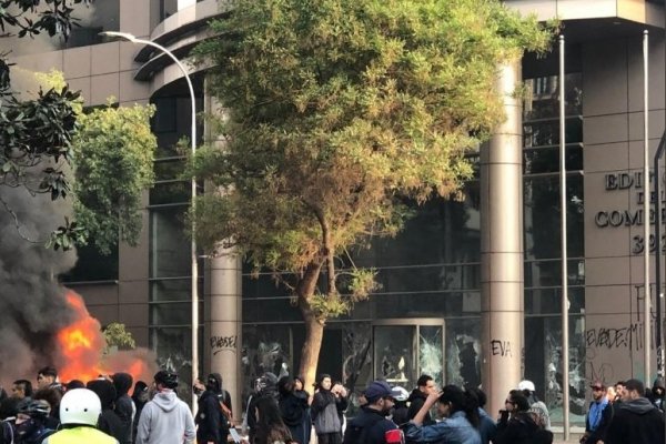 Se registran saqueos al edificio de la Cámara de Comercio de Santiago
