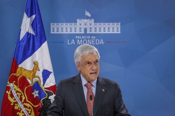 Bloomberg: Suspensión de alza del metro fue muy poco y demasiado tarde