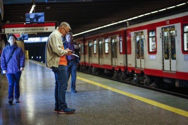 Línea 1 del Metro a media máquina y gobierno pide flexibilidad para trabajadores