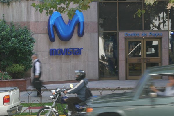 Movistar y Claro mantendrán tiendas cerradas a nivel país durante el lunes