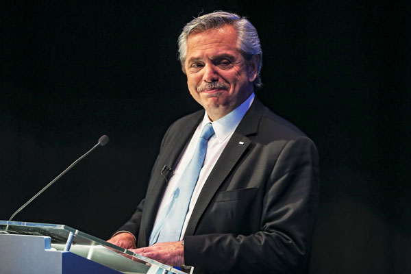 Fernández sigue posicionándose tras debate y empresarios ya reciben propuestas de candidatos