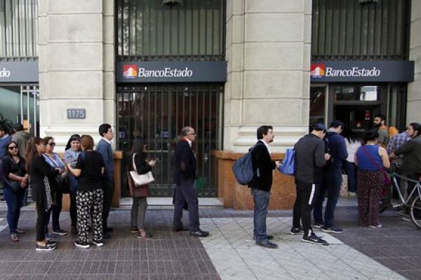 Clientes de la banca se aglomeran en cajeros automáticos en busca de dinero en efectivo
