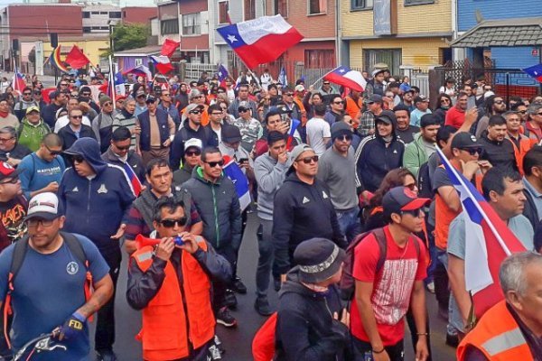 Sindicato de estibadores de Valparaíso se va a paro, pero terminales siguen operando