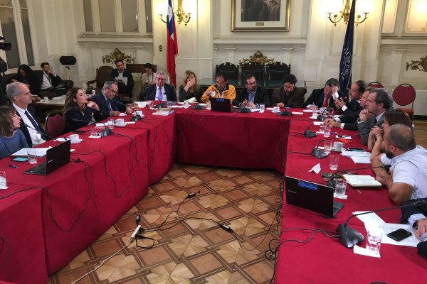 Senadores y centros de estudios analizan la crisis que atraviesa el país