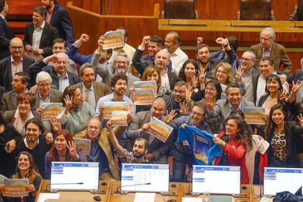 <p>Parlamentarios integrantes de la bancada transversal por las 40 horas celebrando la votación. Foto: Agencia Uno </p>