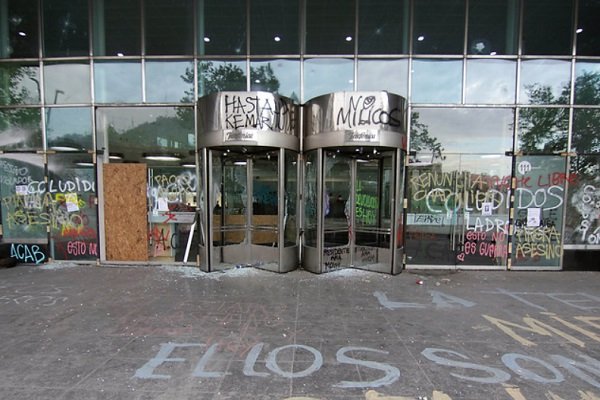<p>Edificio de Telefónica sufre daños en pleno epicentro de las manifestaciones</p>
