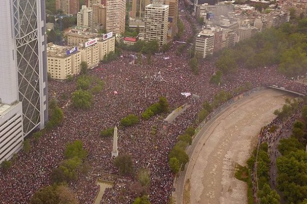 <p>Histórica marcha en Santiago: Cerca de un millón de personas salió a protestar en Plaza Italia</p>