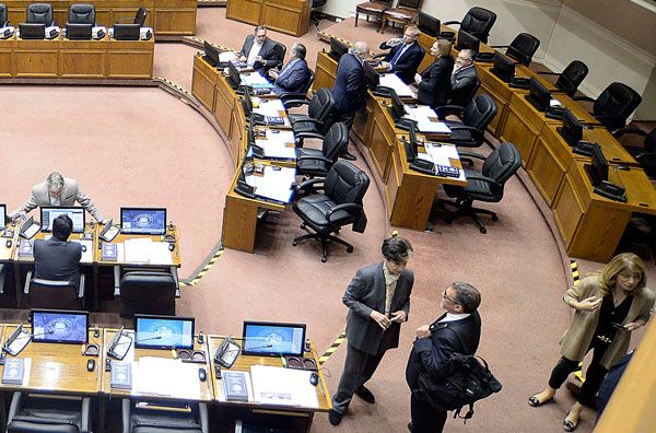 Oposición escéptica con cambio de gabinete insiste en que el gobierno retire reformas tributaria y de pensiones