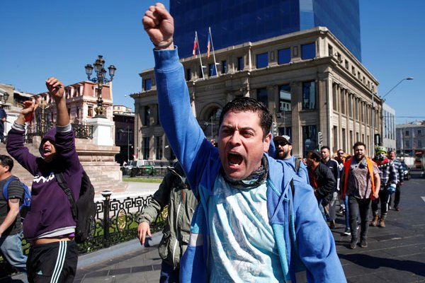Trabajadores de puertos y minera Escondida retoman movilizaciones