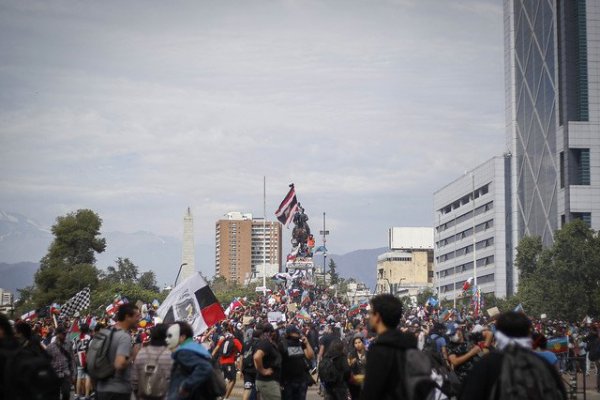 Pese a feriado, manifestaciones no ceden con masiva concentración en Plaza Italia