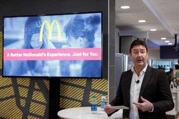 McDonald's despide a su CEO tras entablar una relación sentimental con una empleada