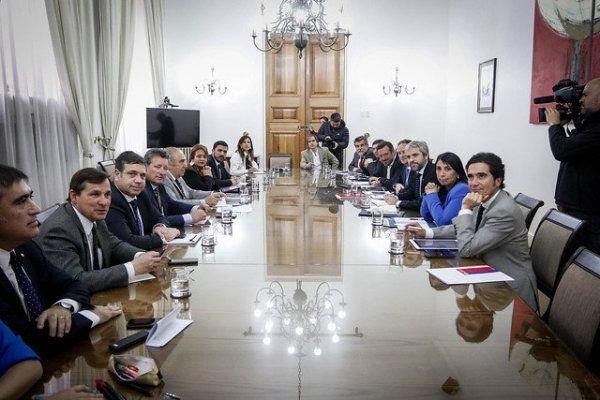 Oficialismo pide elevar ingreso mínimo sobre $350 mil y apurar acuerdo tributario y de pensiones