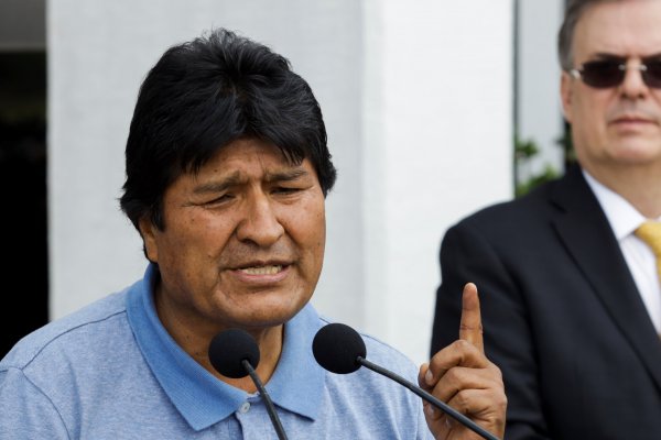Evo Morales llega a México y promete seguir en la lucha política