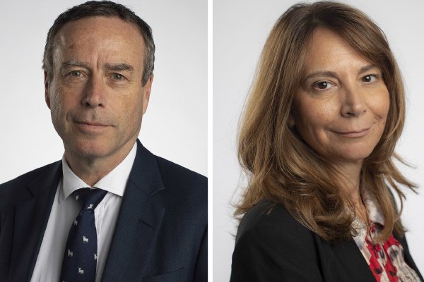 <p>Lionel Barber, Hasta enero será el director de Financial Times. Roula Khalaf, Subdirectora de Financial Times. A partir de enero asume como directora.</p>