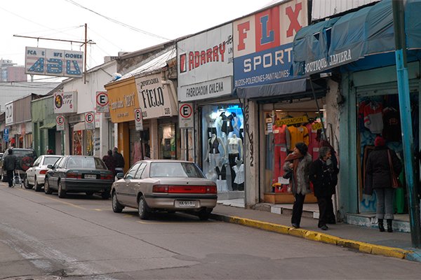 <p>Uno de los locales que este martes quedó destruido en Concepción. Foto: Agencia Uno </p>