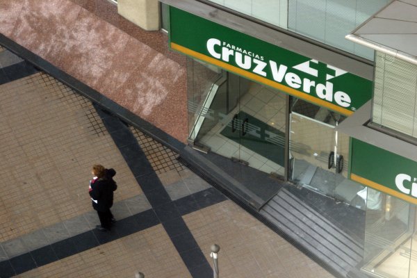 Farmacias Cruz Verde activó plan de asistencia a locales de franquiciados afectados por el vandalismo