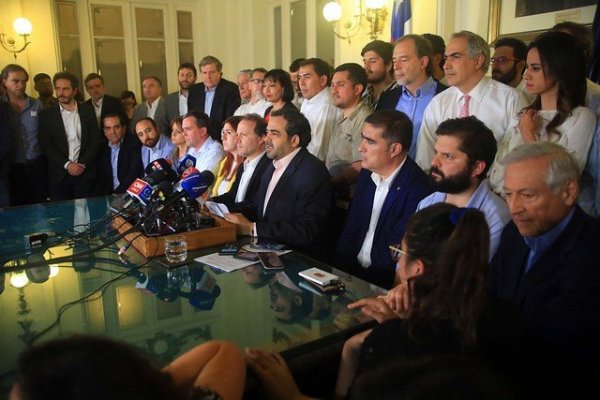 Oposición y oficialismo logran un histórico acuerdo para una nueva Constitución