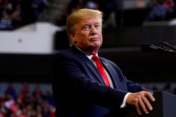 Trump considera "seriamente" testificar en su juicio político