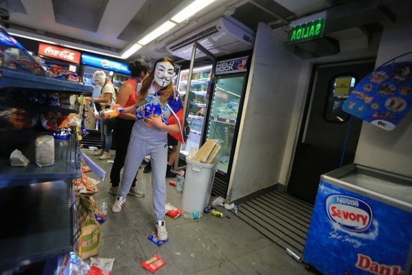 Bloomberg: "La economía de Chile repuntaba; ahora está al borde del abismo"