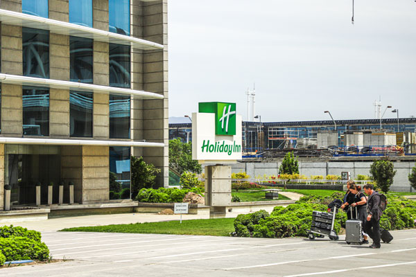 <p>Este es el hotel que está junto al aeropuerto.</p>