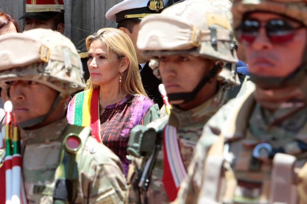 Nueva presidenta de Bolivia aviva divisiones en el país