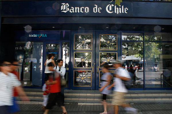 <p>El bono extraordinario que entregará Luksic a los trabajadores del Banco de Chile</p>