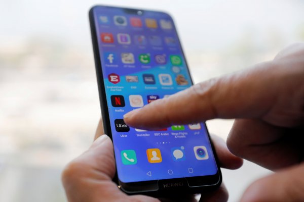 Uber abre su 'app' a los taxis en Madrid para firmar la paz