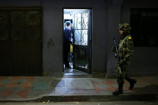 Tras disturbios, decretan toque de queda en Bogotá después de casi tres décadas