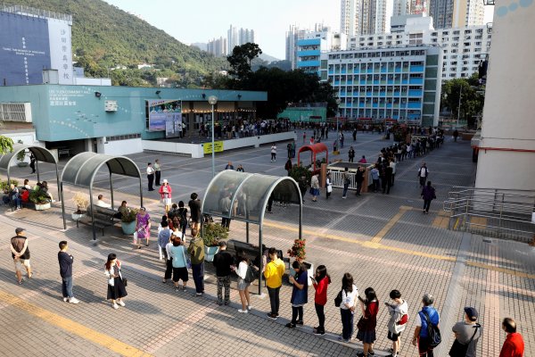 Afluencia récord en las elecciones locales de Hong Kong marcadas por las protestas