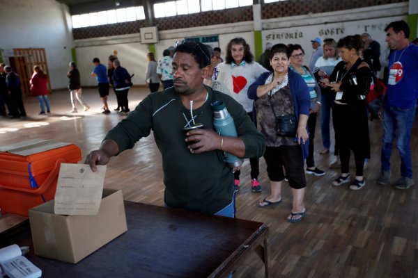 Uruguay elige nuevo presidente, con centroderecha como favorita, con una alta participación
