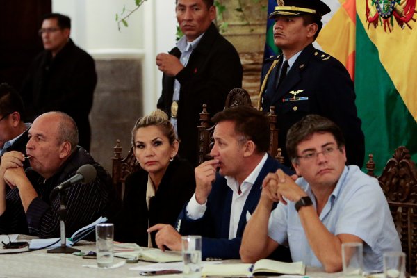 Bolivia: Gobierno interino y movimientos sociales avanzan en acuerdo, mientras Morales no ve posible volver al país