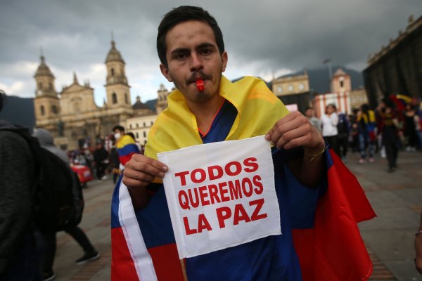 Manifestantes marchan por adolescente herido en protestas en Colombia mientras Duque inicia diálogos