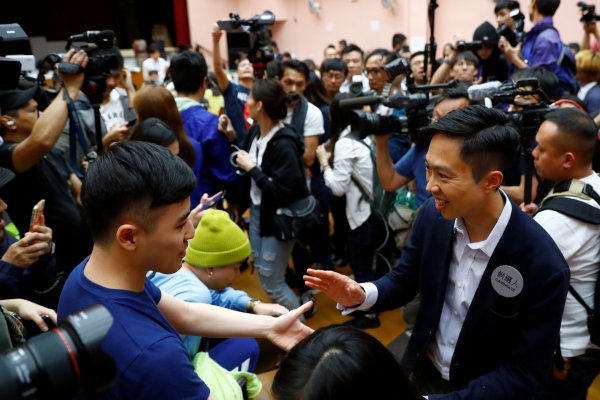Demócratas de Hong Kong consiguen una victoria arrolladora en medio de la crisis política