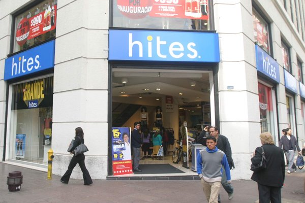 ICR cambia a "negativa" tendencia de clasificaciones de tres retailers por disturbios