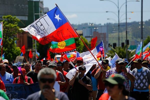 Análisis de Bloomberg: "Chile busca salir de su crisis a un alto precio"