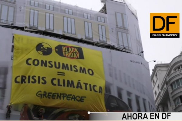 <p>Ahora en DF: Greenpeace hoy porta el mensaje "el consumismo ahoga el planeta"</p>