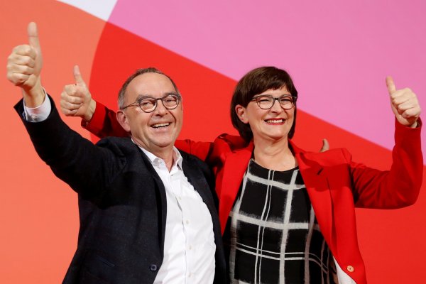 Opositores a coalición de Merkel ganan elección de los socialdemócratas en Alemania