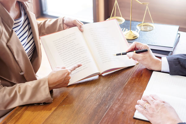¿Cómo los estudios de abogados están enfrentando la crisis social?
