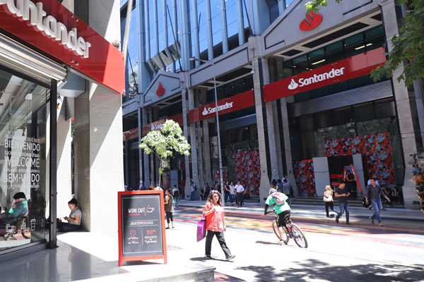 Santander Chile explica la crisis social del país en Nueva York y detalla evolución de sus nuevos negocios