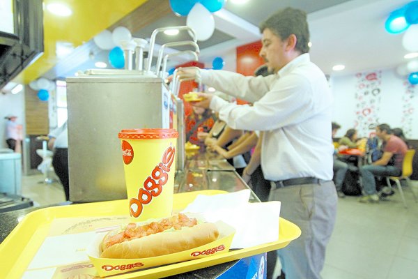 Revés para embotelladoras de Coca-Cola: Suprema anula fallo en disputa con franquiciados de Doggis