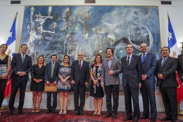 <p>El presidente Piñera se reunió ayer con representantes de Chile Transparente, Observatorio del Gasto Fiscal y Espacio Público. Foto: Agencia Uno </p>