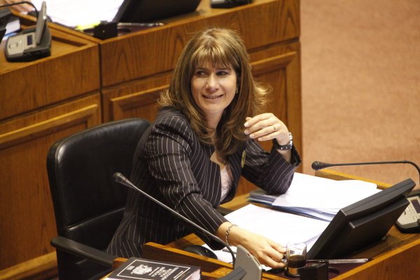 Senadora Rincón le responde a las AFP: "¿Acaso no es saqueo aprobar dos fusiones ilegales que perjudicaron al Fisco?"