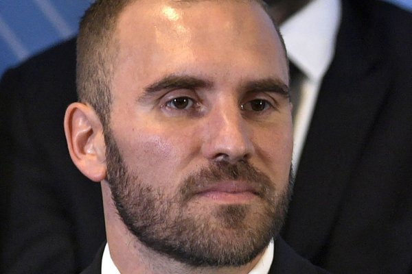 Grandes banqueros internacionales presionan a nuevo gabinete trasandino para iniciar renegociación de la deuda