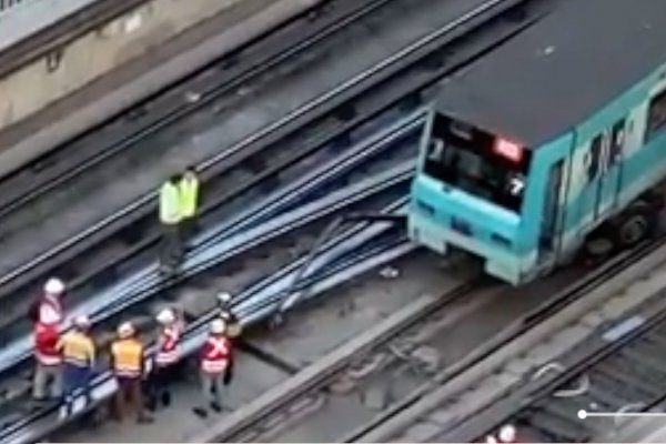 <p>Ahora en DF: Metro de Santiago suspende energía en 11 estaciones de Línea 5 por descarrilamiento de tren</p>