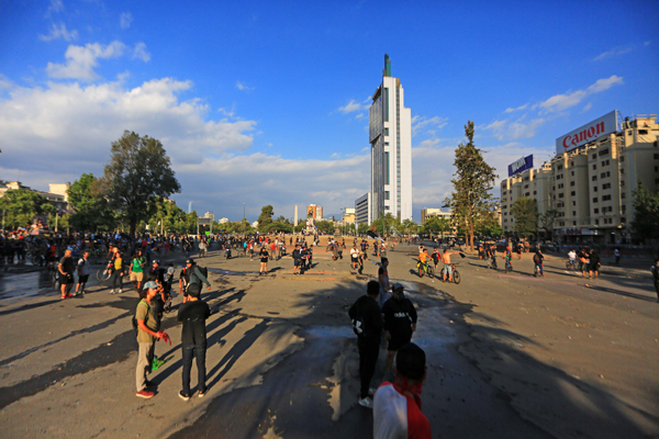 <p>El edificio de Movistar en plena Plaza Italia ha sido uno de los objetivos de la violencia. Foto: Agencia Uno </p>
