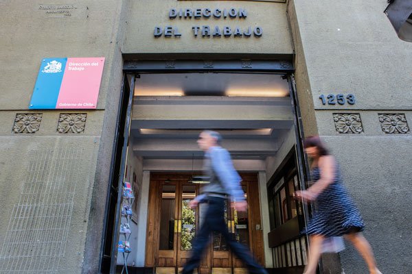 Abogados laborales critican en bloque dictamen de la DT sobre efectos de la crisis social en los contratos