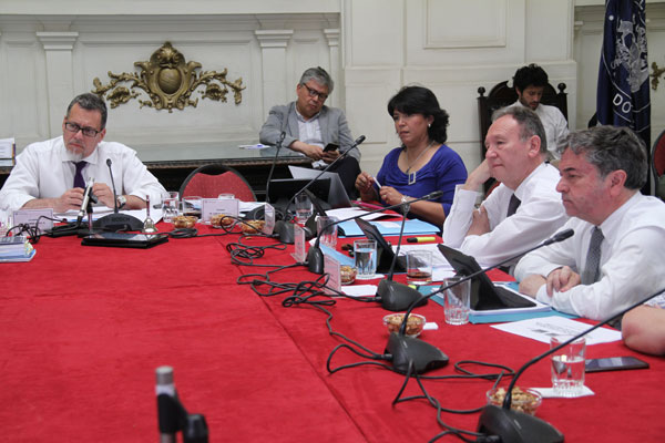 Gobierno y oposición aceleran reforma tributaria y buscan que sea ley en enero