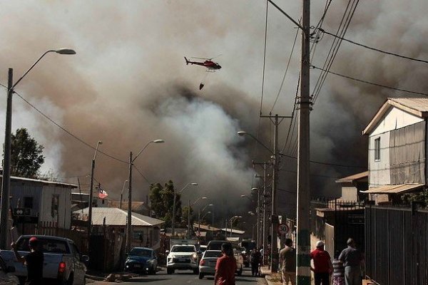Incendios en cerros de Valparaíso suman más de 100 viviendas destruidas y ministro Walker acusa "una clara intencionalidad"