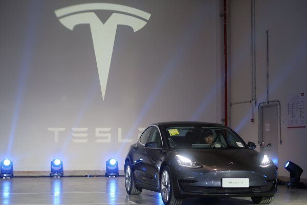 Tesla entrega primer sedán Modelo 3 fabricado en China en menos de un año